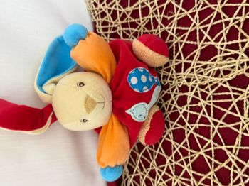 Doudou boule lapin KALOO écureuil rouge orange bleu