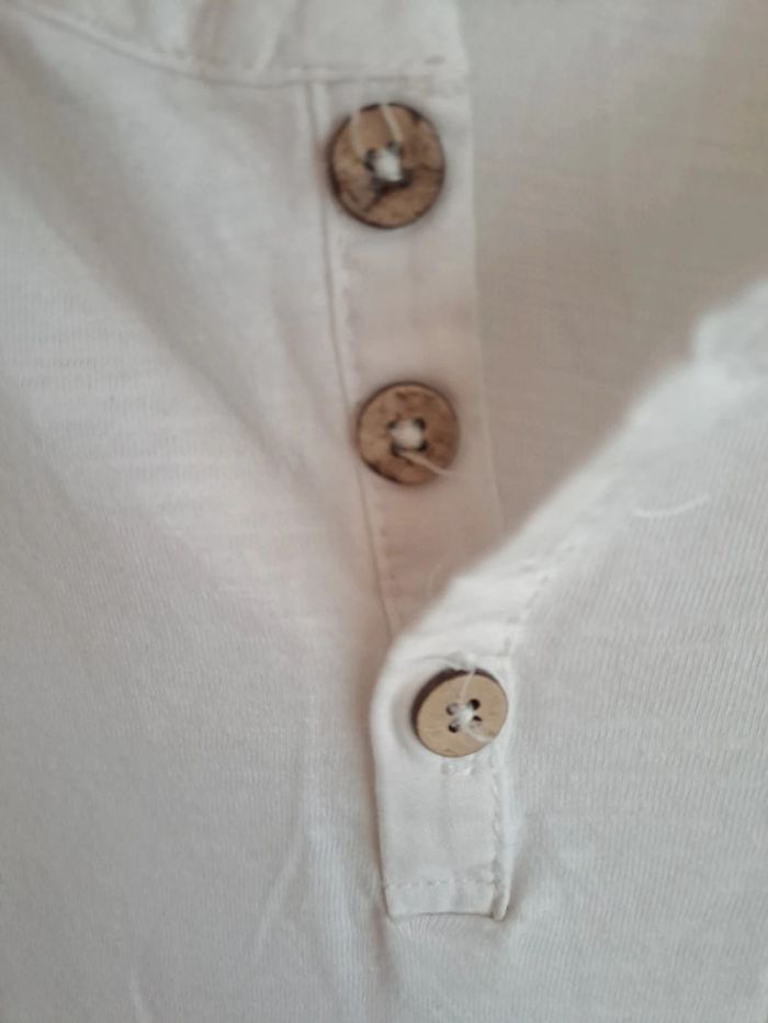 Tee-shirt manches longues blanc serafino boutons bois au col kiabi 8 ans - photo numéro 4