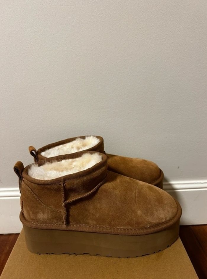 Bottes de neige courtes à talons hauts UGG, pointure 39 - photo numéro 4
