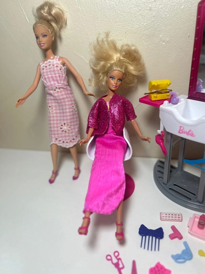 Jouet 🧸 Lot barbie coiffeur + 2 barbie + accessoires - photo numéro 2