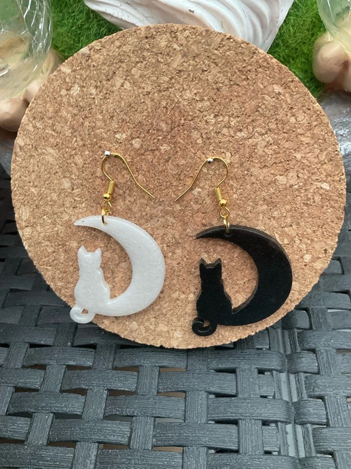 Boucles d’oreille chat lune noir et blanc neuve