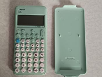 Casio fx-92 Collège CLASSWIZ de CASIO avec sa coque de protection