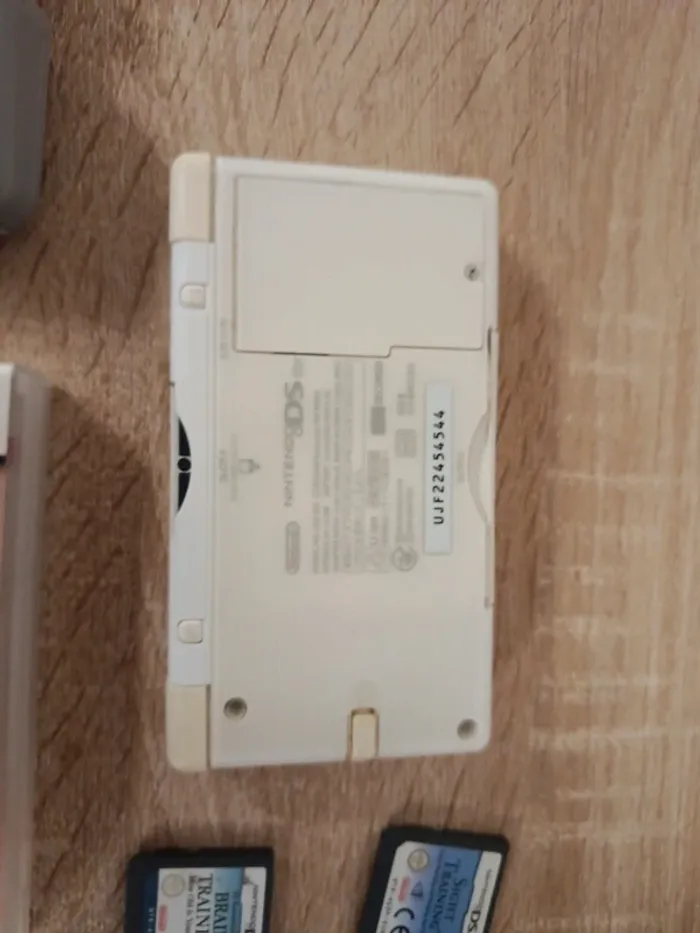 Ds Lite blanche avec 3 jeux et chargeur - photo numéro 7