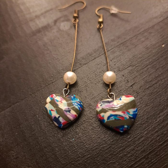 Boucles d'oreilles pendante pâte polymere multicolore cœur