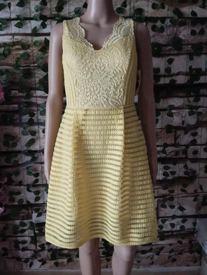 🌸Robe dentelle jaune Just for You Neuve Taille 36🌸 - photo numéro 2