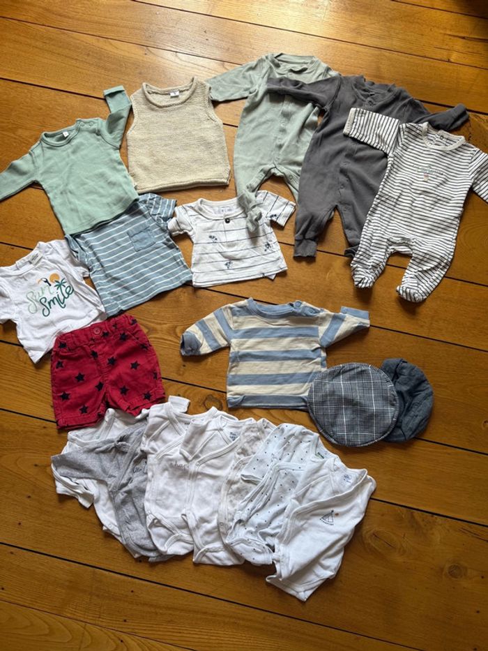 Lot vêtements garçon  bébé 1 mois en très bon état