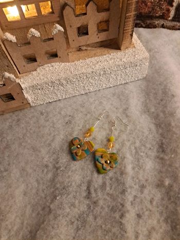 Boucles d'oreilles pendante avec pâte polymere cœur multicolore