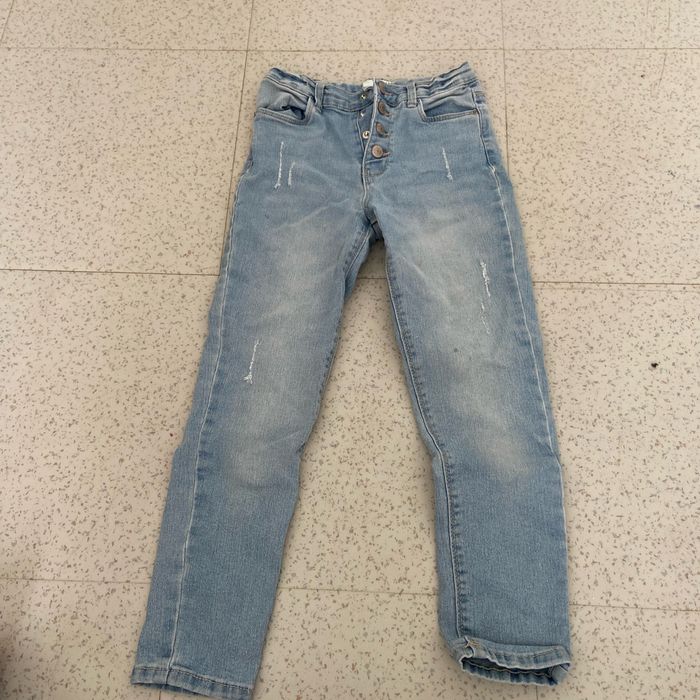 jean a trou bleu clair