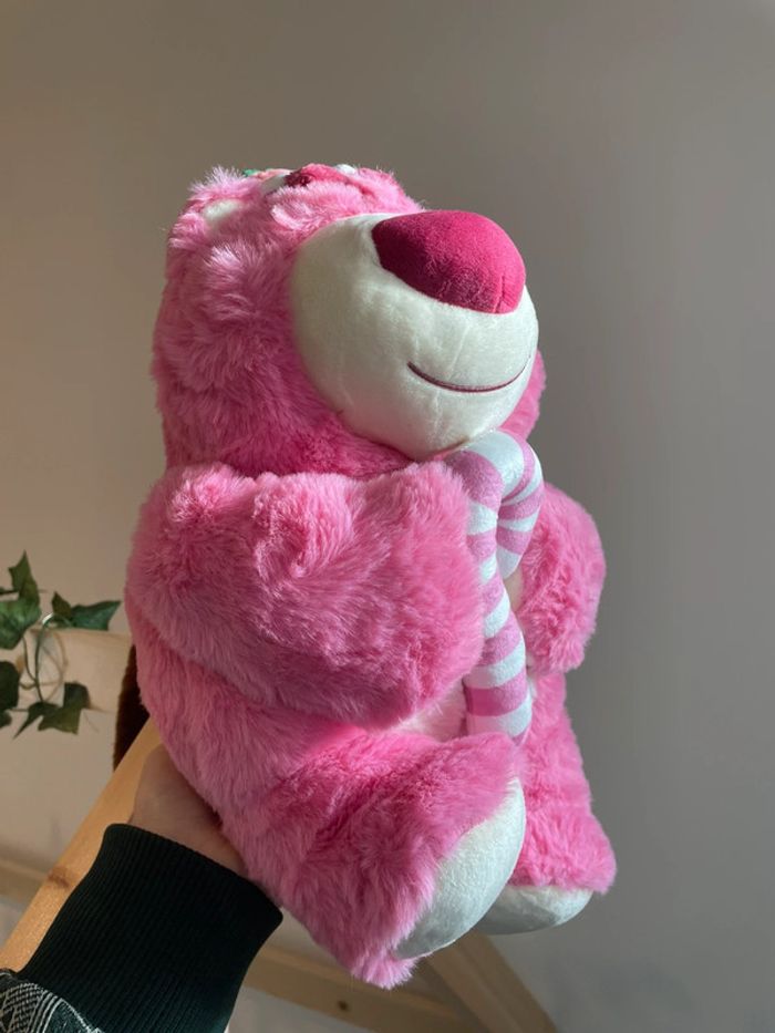 Grande peluche Disney Pixar Lotso l'ours à la fraise 🍓 - photo numéro 11