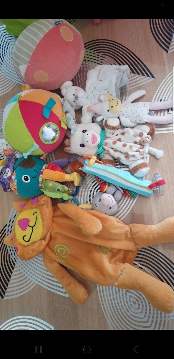 Lot doudous peluches jouets souples