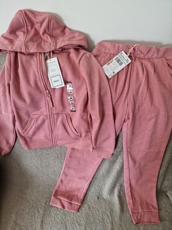 NEUF (non porté) 🏷🏷🤩😍🩷🩷🩷superbe jogging fille 8 ans🩷🩷🩷😍🤩 - photo numéro 2