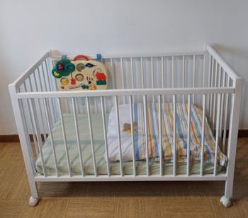 Lit à barreaux en bois à roulettes pour bébé 