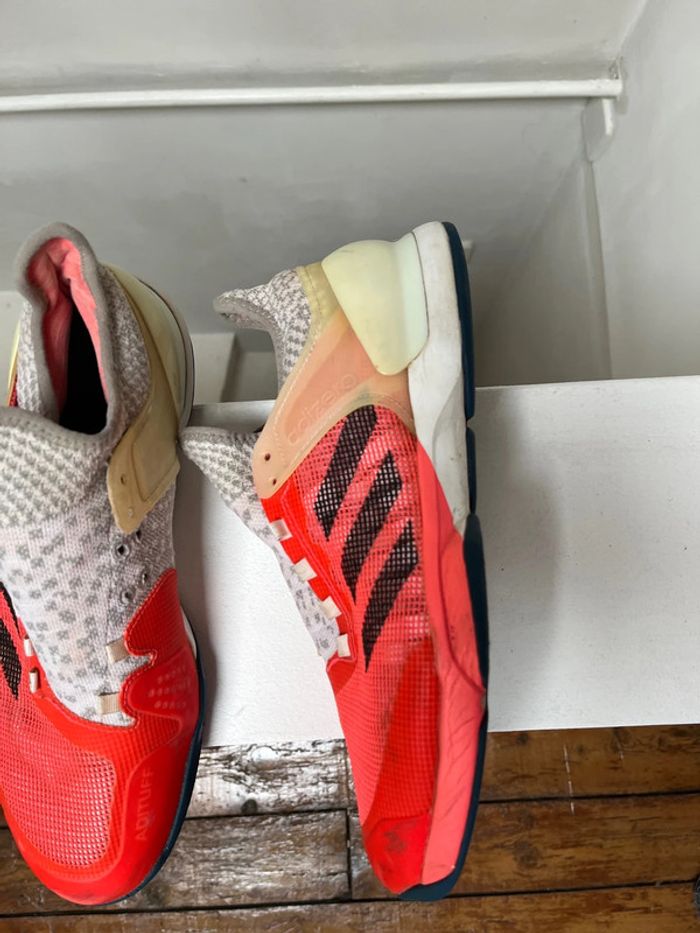 Chaussure de Tennis Adidas Adizero pour salle très peu utilisé - photo numéro 4