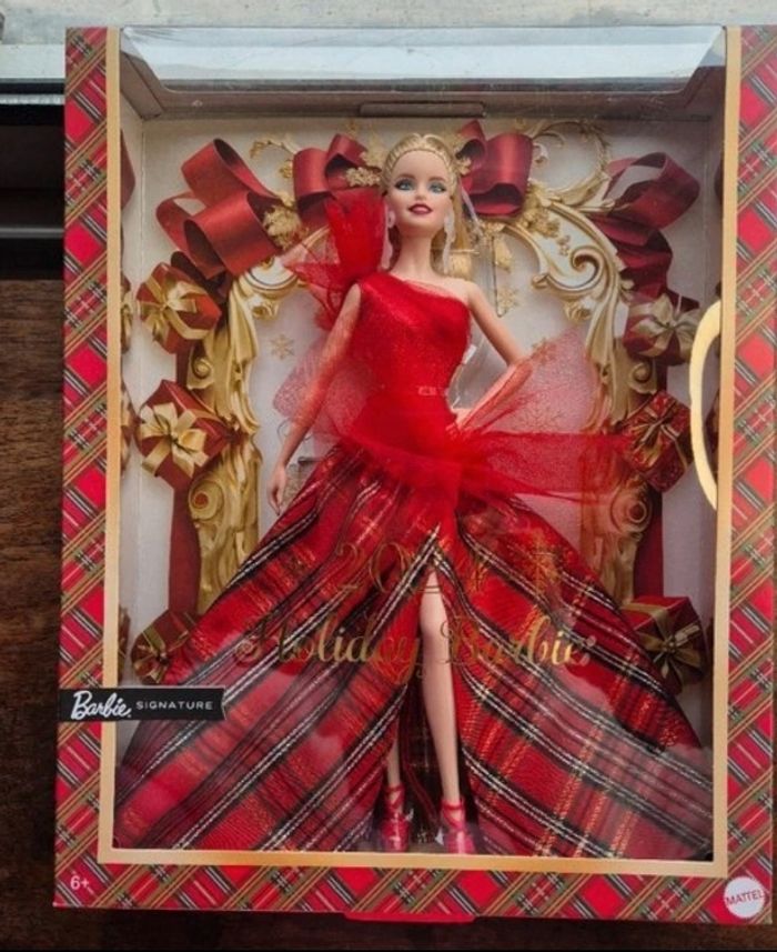 Barbie Signature Holiday 2024 - Blonde