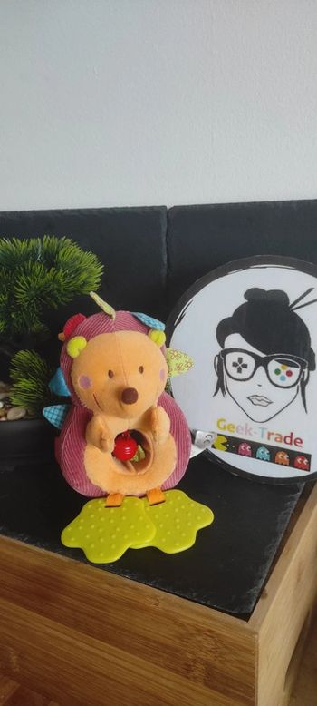 hochet clochette le herisson simon lilliputiens vert rouge orange fleurs patte dentition bleu grelot