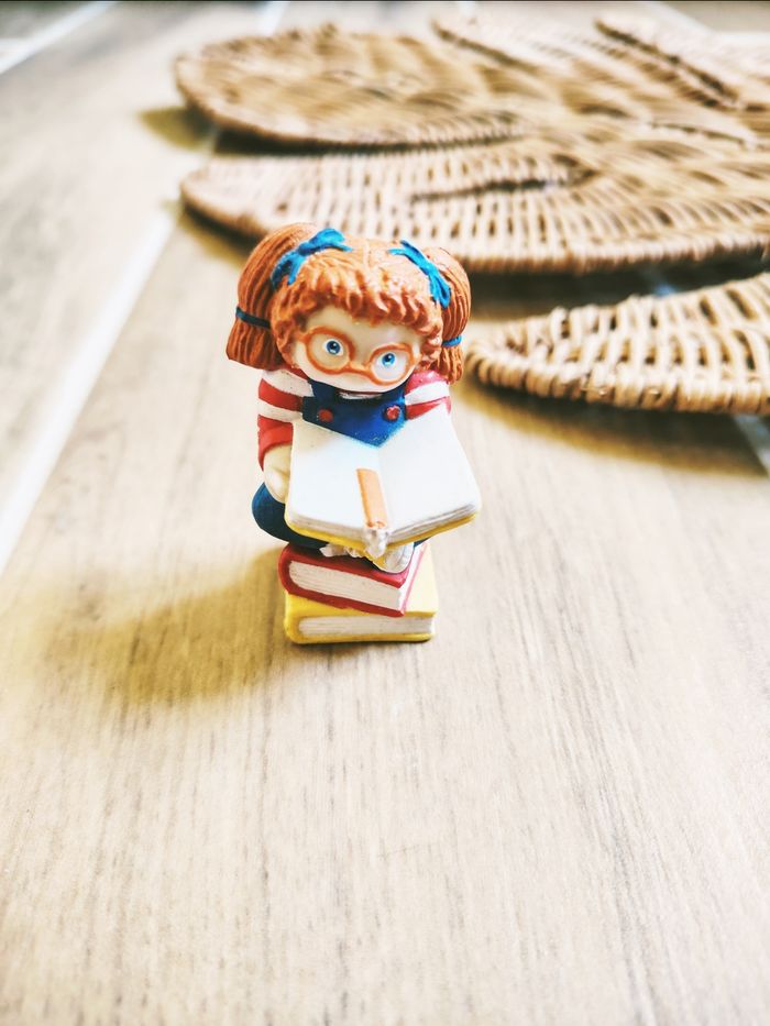 🪆Figurine Cabbage petite fille sur pile de livres année 1984 marque Cabbage Patch kids