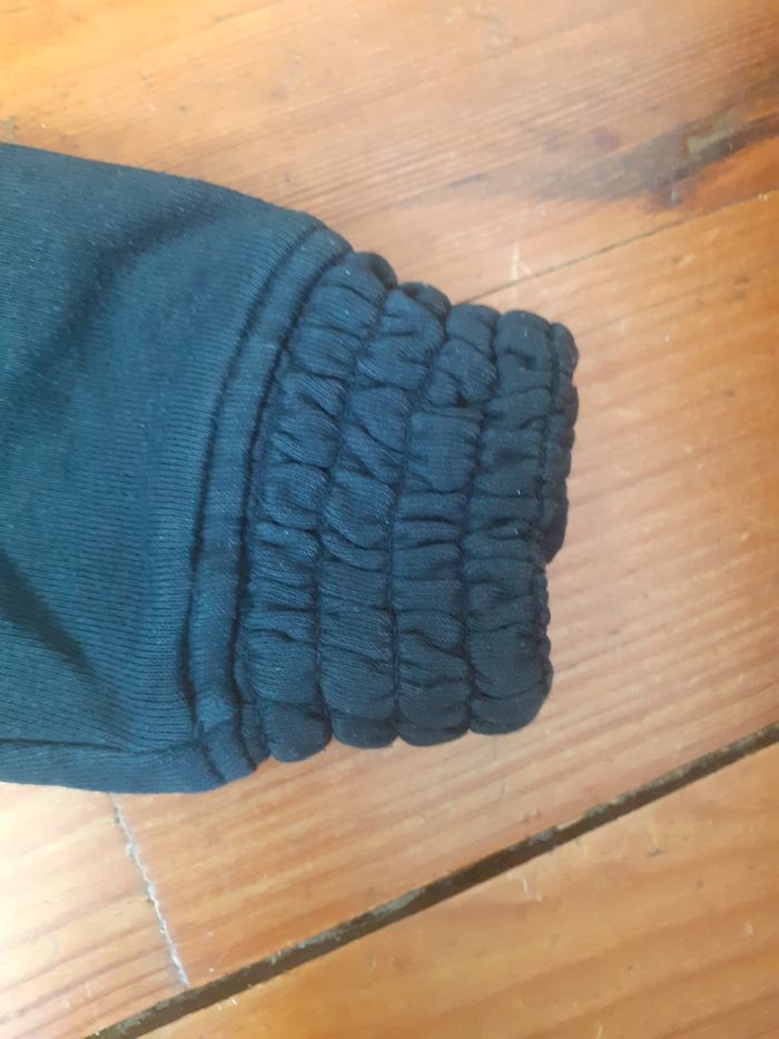 Pull noir à capuche motif cœur rose - photo numéro 3