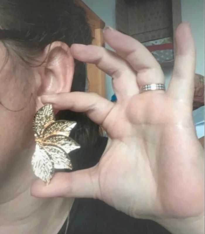 Boucles d’oreilles NEUVES pour femme forme de pétales de fleurs couleur doré - photo numéro 2