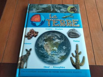Livre intitulé la terre encyclopédie illustrée de notre fascinante planète