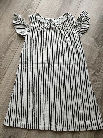 Robe blanche rayée épaules dénudées