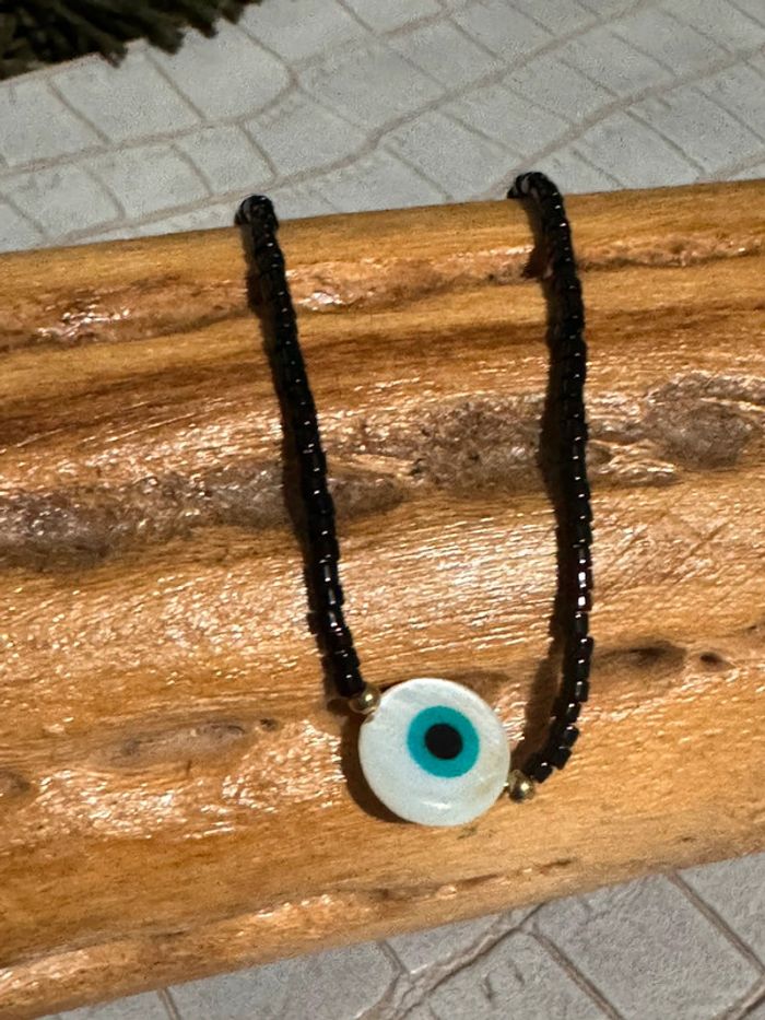 Bracelet réglable finitions acier inoxydable or perles naturelles noires œil résine - photo numéro 2