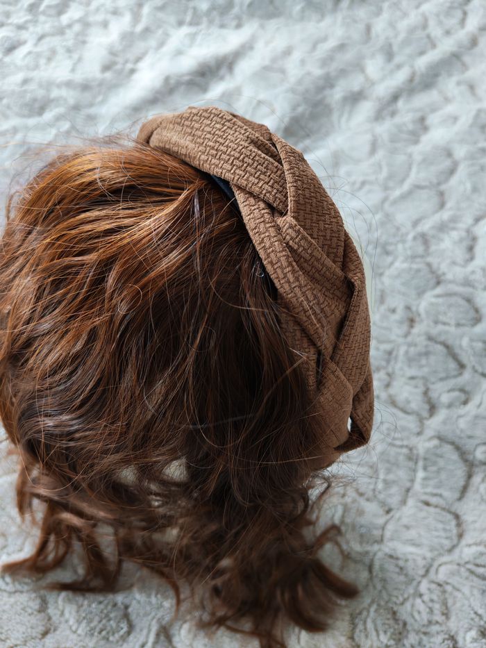 Serre tête avec demi perruque chatain ondulé synthétique - photo numéro 6