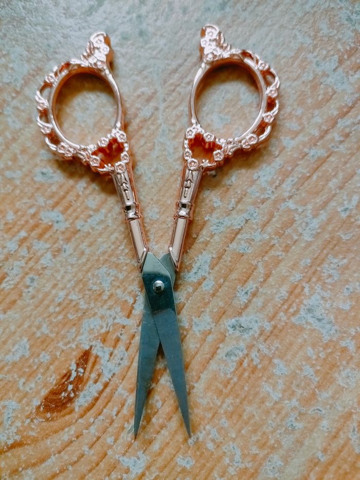 Ciseaux dorés rose pour cérémonie laïque