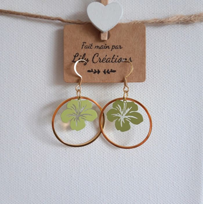 Boucles d'oreilles hypoallergéniques dorées et hibiscus vert pomme LC340