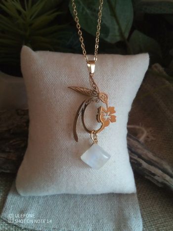 Collier colibri et pierre de lune à reflets bleutés