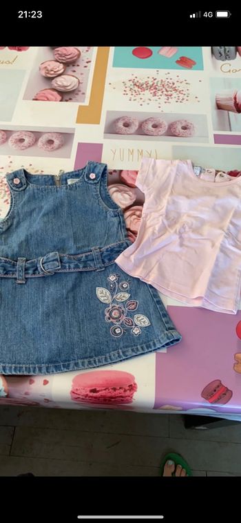 Robe en jean et t-shirt