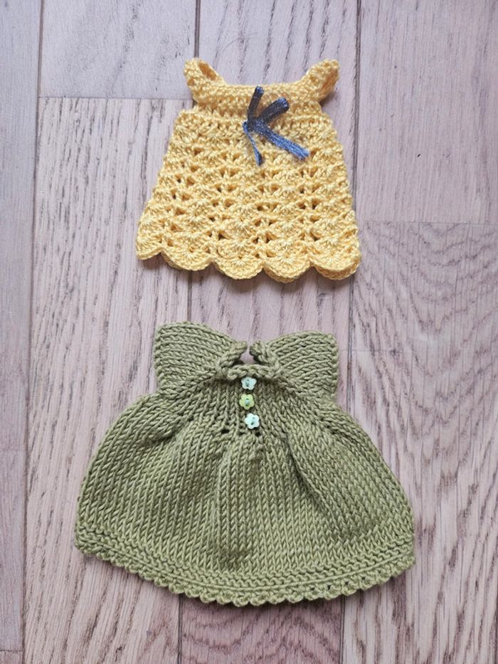Lot de 2 robes pour poupée de 20 cm en vinyle