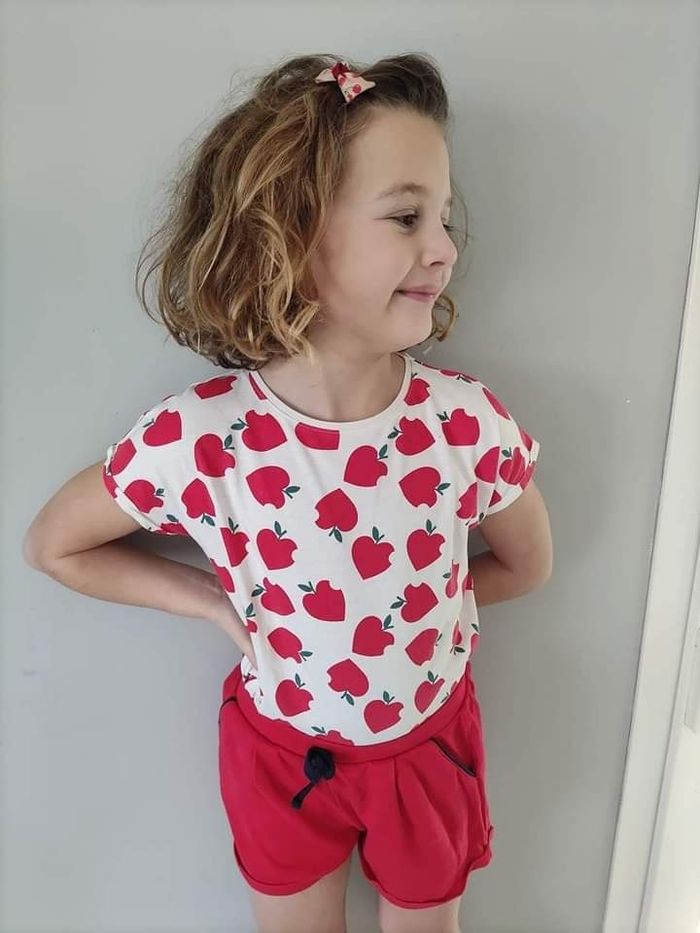 8 ans ensemble été teeshirt Okaïdi et short la halle ( sans barette)