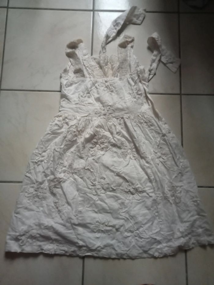 Très jolie robe à dentelle fleurie - photo numéro 2