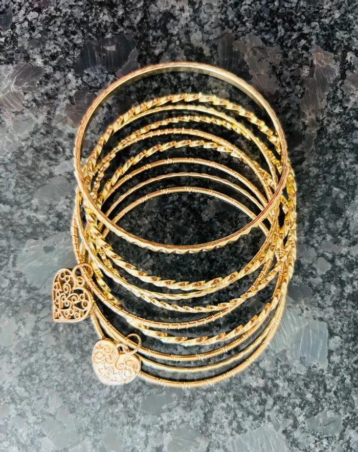 Lot 9 bracelets fantaisie breloques cœurs dorés - photo numéro 2