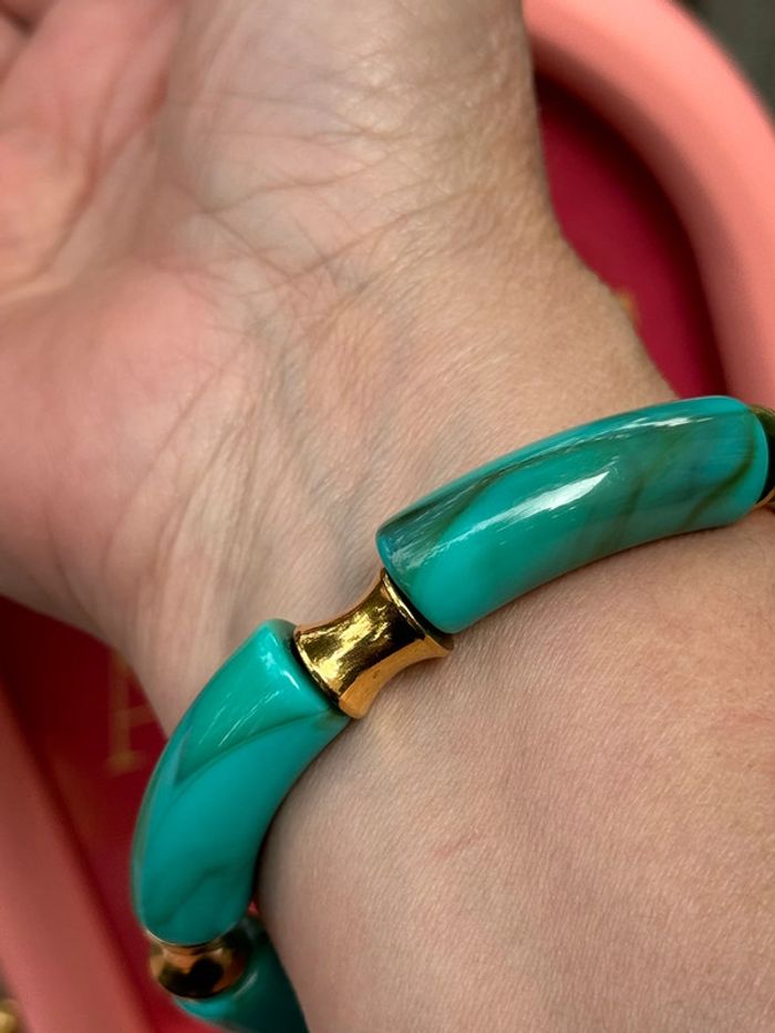 Bracelet élastique pièces résine turquoises et or - photo numéro 3