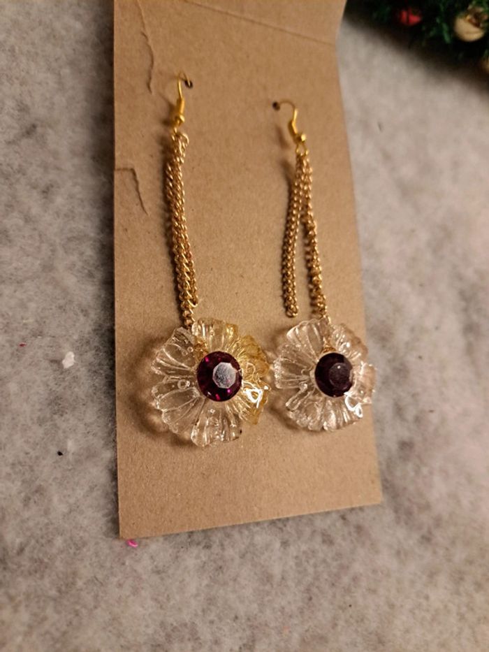 Boucles d'oreilles pendante en résine Marguerite - photo numéro 5