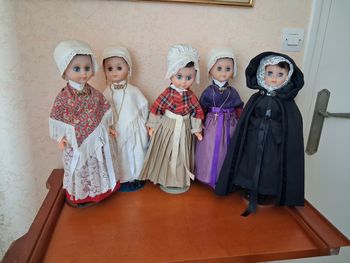 Lot de 5 poupées en costumes 