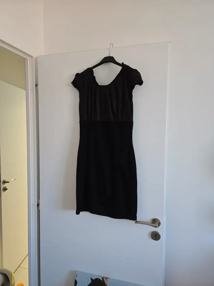 Robe noir et satiné taille 38/40