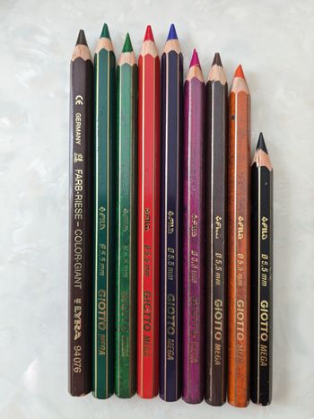 Lot de 9 crayons de couleur Giotto Méga à grosse pointe.