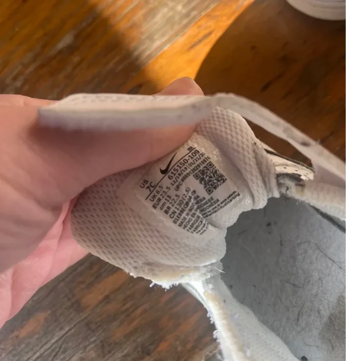 Basket Nike blanche taille 23,5 - photo numéro 4