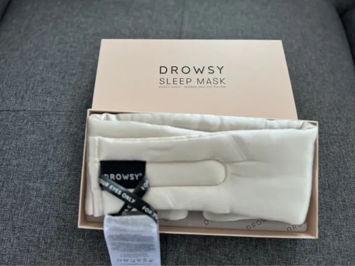 Masque de sommeil en soie Drowsy « Dusty Gold » - photo numéro 5