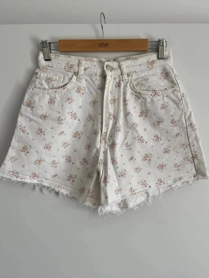 Short en jean blanc fleuri Zara - photo numéro 3