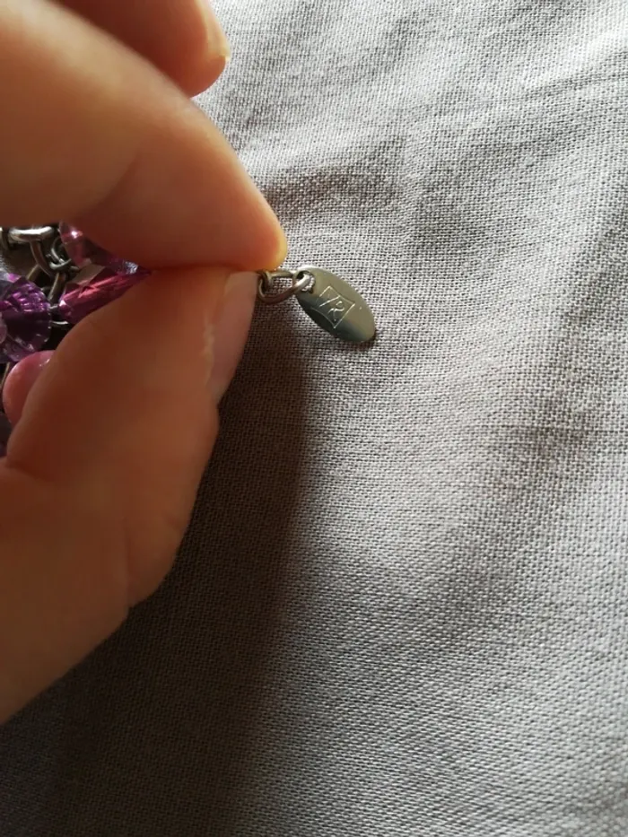 Très joli bracelet gris avec des charmes roses, neuf - photo numéro 3