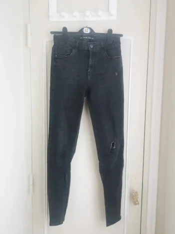 Jeans déchiré Bershka taile 38