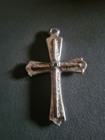 Pendentif. Croix argenté. 7 x 4