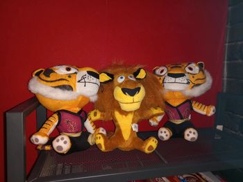 Peluches lot 2 kung fu panda et 1 Madagascar