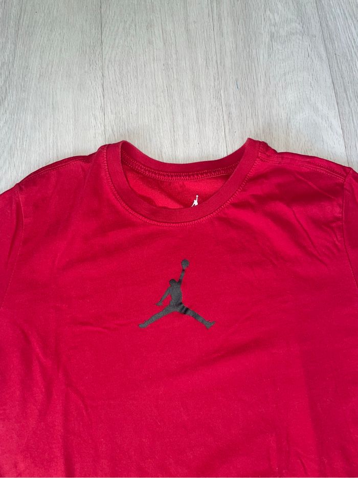 T-shirt Jordan rouge taille M | État impeccable - photo numéro 2