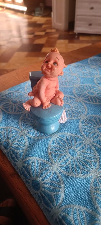 Posture bébé toilette