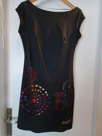 Robe manches courtes , décolletée dis