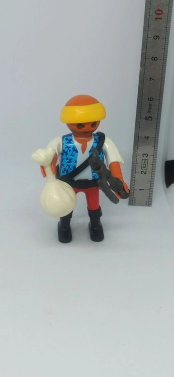 Homme pirate avec hache et sac playmobil